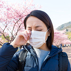Rubbing itchy allergy eye
