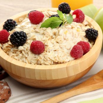 healthy diet - cereal with fresh berries 